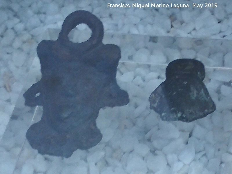 Cstulo - Cstulo. Enganches de asas de bronce. Siglos I-II d.C. Museo Arqueolgico de Linares