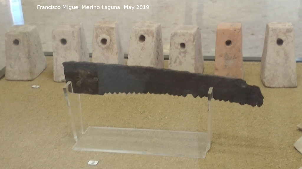 Cstulo - Cstulo. Pesas de telar de cermica y sierra de hierro. Siglos I-II d.C. Museo Arqueolgico de Linares
