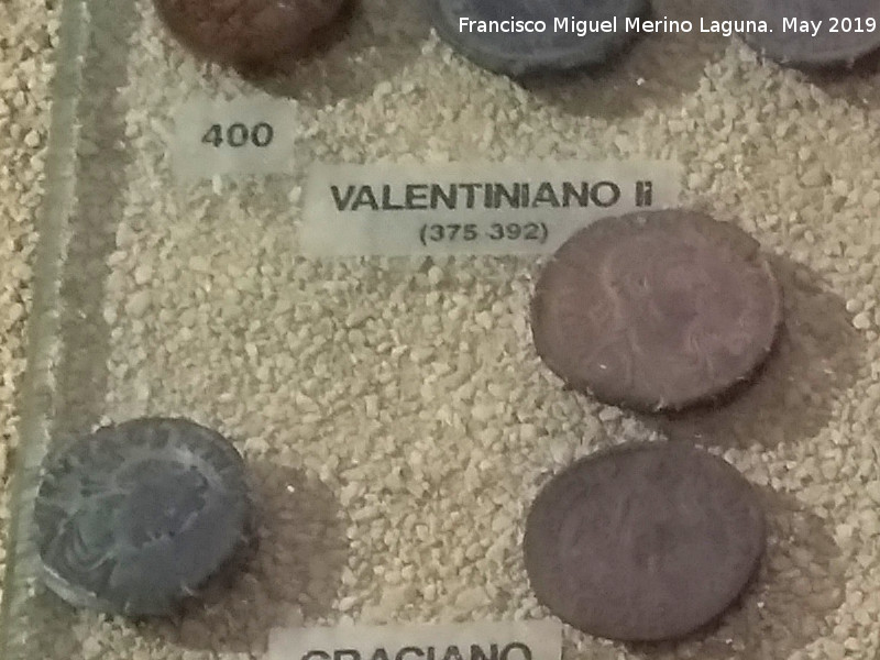 Cstulo - Cstulo. Ases de Valentiniano II (375-392) Museo Arqueolgico de Linares