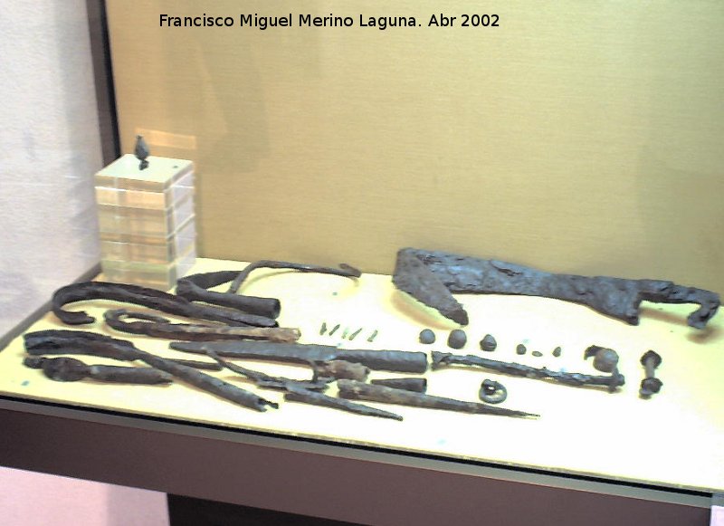 Cstulo - Cstulo. Puntas de lanza, punta de casco y falcata ibera. Museo Arqueolgico de Linares