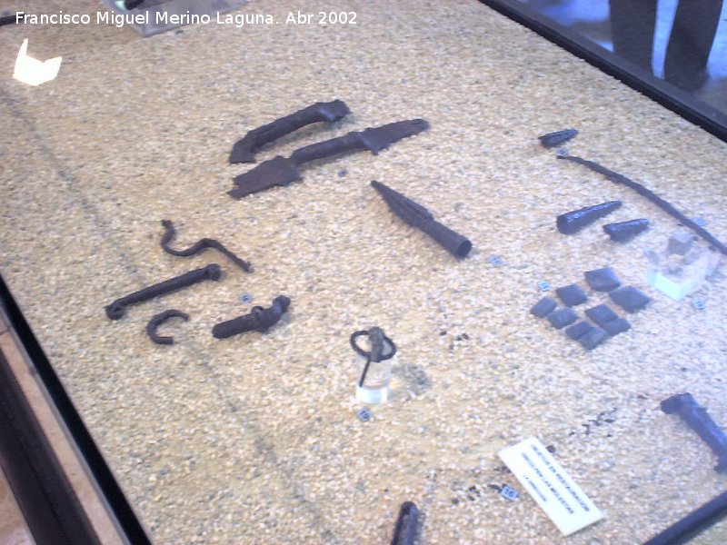 Cstulo - Cstulo. Asas de escudo, punta de lanza, fbula y fichas. Museo Arqueolgico de Linares
