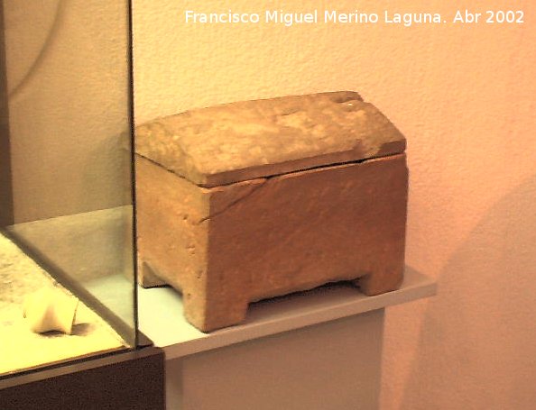 Cstulo - Cstulo. Urna cineraria a dos aguas. Museo Arqueolgico de Linares