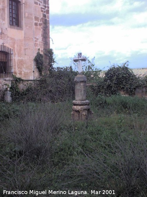Castillo de Tobaruela - Castillo de Tobaruela. Crucifijo sobre pedestal en la puerta
