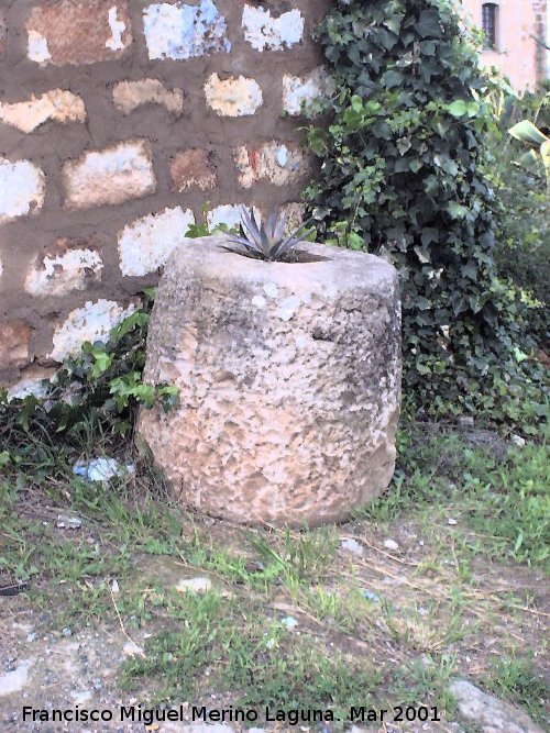 Castillo de Tobaruela - Castillo de Tobaruela. Piedra de molino como macetero