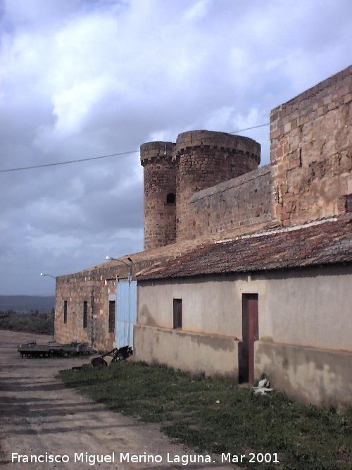Castillo de Tobaruela - Castillo de Tobaruela. Viviendas adosadas al castillo