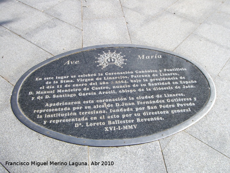 Santuario de Linarejos - Santuario de Linarejos. Placa de la Coronacin de la Virgen en el Paseo de Linarejos en la Glorieta de Amrica