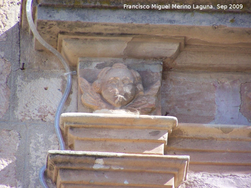 Santuario de Linarejos - Santuario de Linarejos. ngel izquierdo de la fachada principal