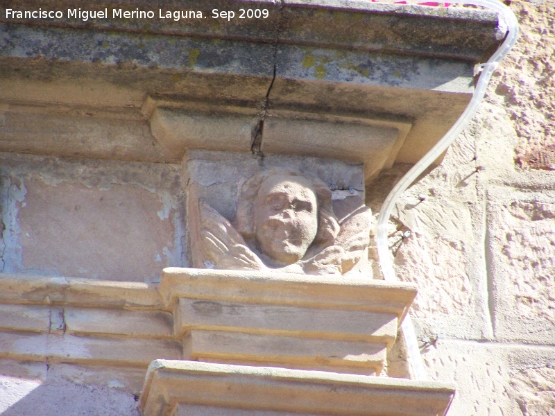 Santuario de Linarejos - Santuario de Linarejos. ngel derecho de la fachada principal