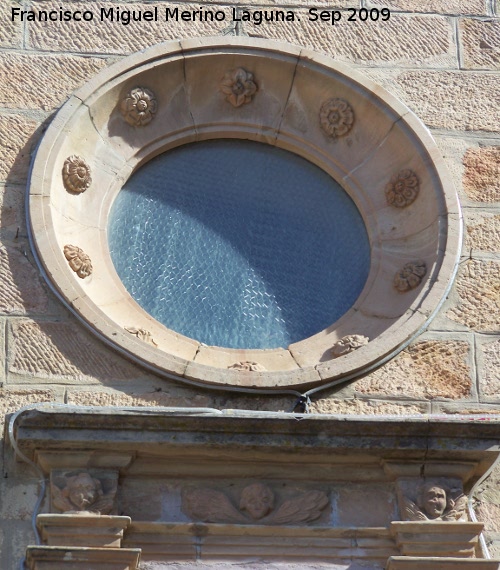 Santuario de Linarejos - Santuario de Linarejos. Ojo de buey y ngeles de la fachada principal