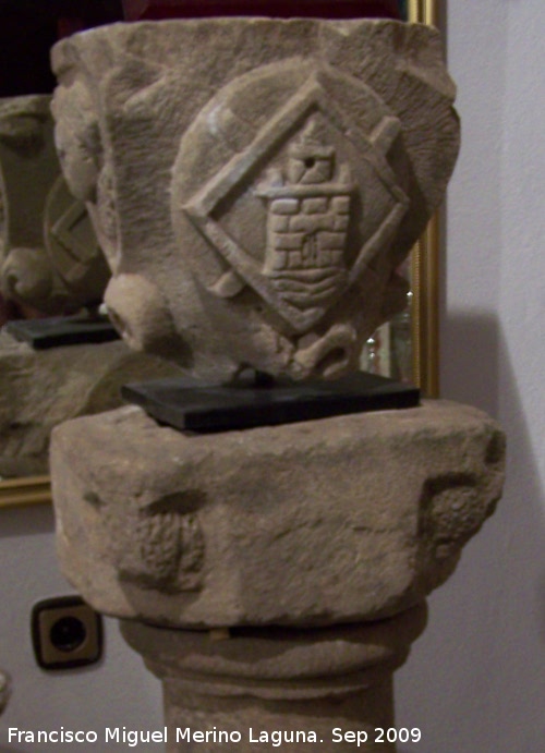 Santuario de Linarejos - Santuario de Linarejos. Capitel con el escudo de Linares ms antiguo