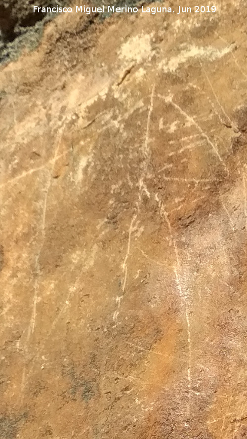 Pinturas rupestres y grabados del Poyo del Medio de la Cimbarra IV - Pinturas rupestres y grabados del Poyo del Medio de la Cimbarra IV. Grabado antropomorfo