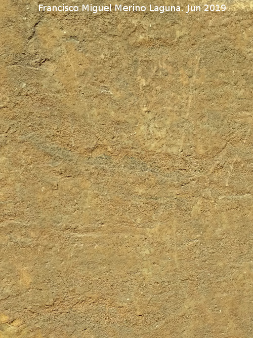 Pinturas rupestres y grabados del Poyo del Medio de la Cimbarra IV - Pinturas rupestres y grabados del Poyo del Medio de la Cimbarra IV. Grabado indito de doble barra arqueada