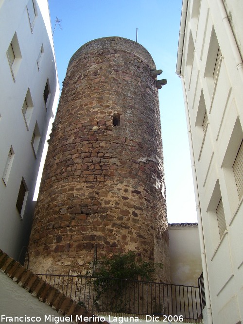 Castillo de Linares - Castillo de Linares. Torren con matacn superior escondido entre los edificios