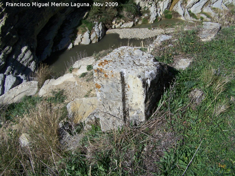 Molino del Romano - Molino del Romano. Piedra labrada de compuerta para desage de la acequia