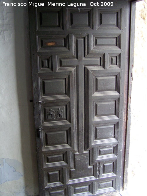 Palacio del Vizconde - Palacio del Vizconde. Puerta de acceso al patio porticado, con una cruz labrada