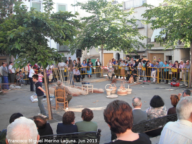 Plaza Fernando Feijoo - Plaza Fernando Feijoo. Haciendo mimbre