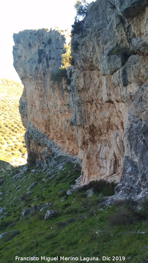La Cerradura - La Cerradura. Paredes rocosas bajo el poblado del cobre