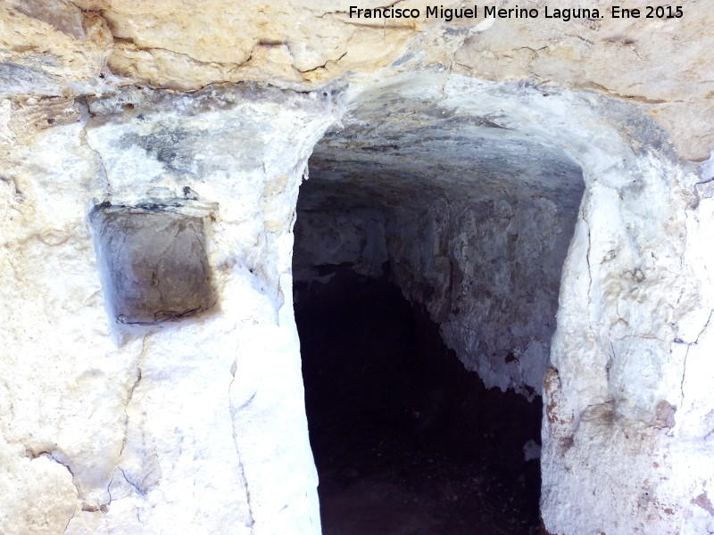 Cuevas Piquita. Cueva VI - Cuevas Piquita. Cueva VI. Pequea hornacina de iluminacin y entrada a la cuadra derecha