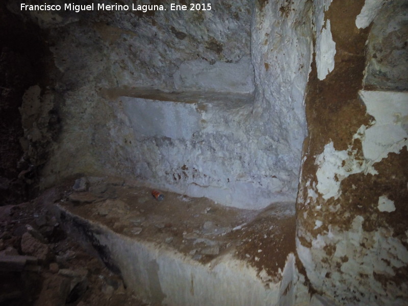 Cuevas Piquita. Cueva de la Ta Piquita - Cuevas Piquita. Cueva de la Ta Piquita. Banco cama con la almohada tallada y sobre l una hornacina