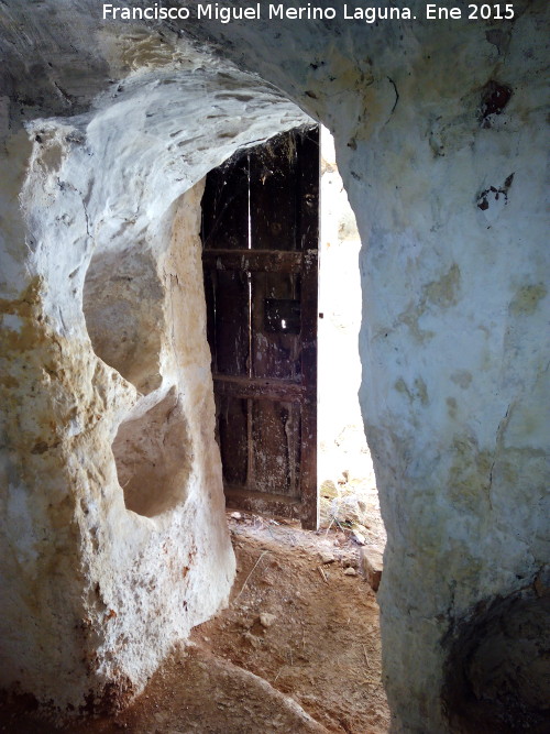 Cuevas Piquita. Cueva Tienda - Cuevas Piquita. Cueva Tienda. Cantareras de la puerta de la habitacin derecha
