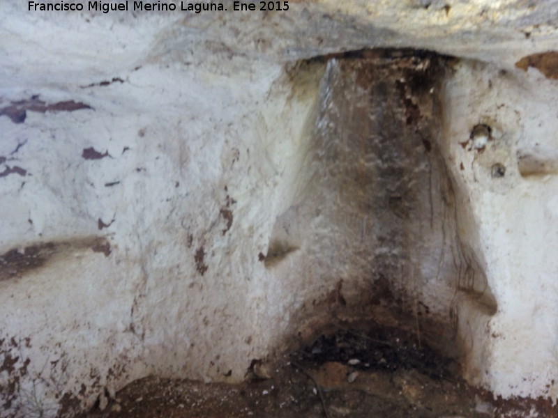 Cuevas Piquita. Cueva IV - Cuevas Piquita. Cueva IV. Chimenea con nichos calienta platos