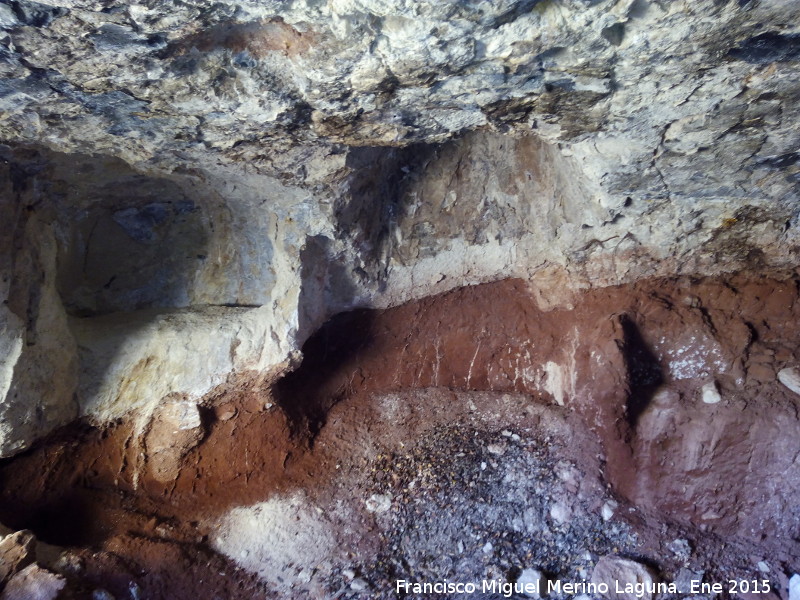 Cuevas Piquita. Cueva XV - Cuevas Piquita. Cueva XV. Hornacina y chimenea