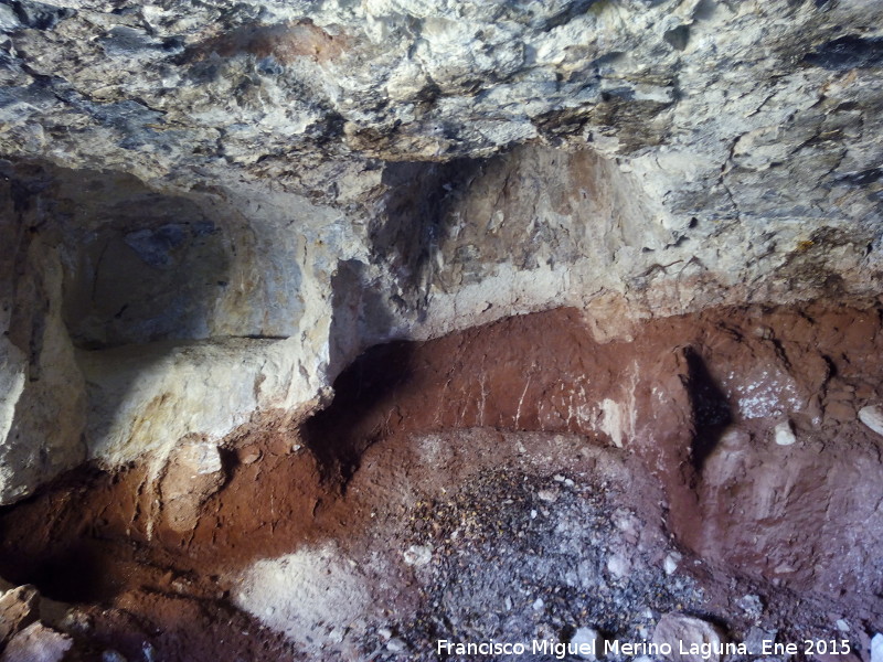 Cuevas Piquita. Cueva XV - Cuevas Piquita. Cueva XV. Hornacina y chimenea