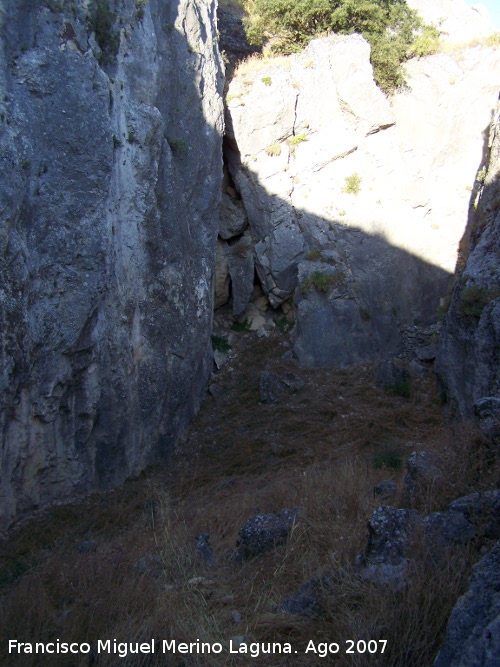 Antiguo aprisco - Antiguo aprisco. Redil y al fondo la cueva