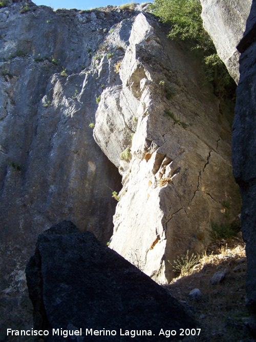 Antiguo aprisco - Antiguo aprisco. Paredes donde se ubica la cueva