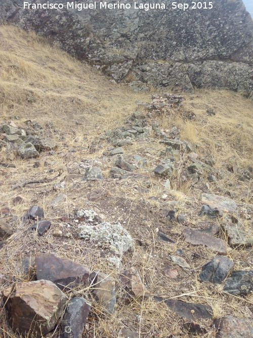 Castilln del Moro - Castilln del Moro. Restos de murallas cerrando en el faralln rocoso