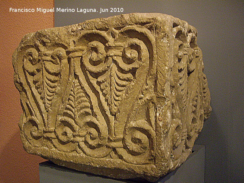 Historia de Martos - Historia de Martos. Capitel romano en caliza. Museo Provincial de Jan