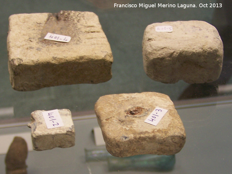 Historia de Martos - Historia de Martos. Pesas romanas. Museo San Antonio de Padua - Martos
