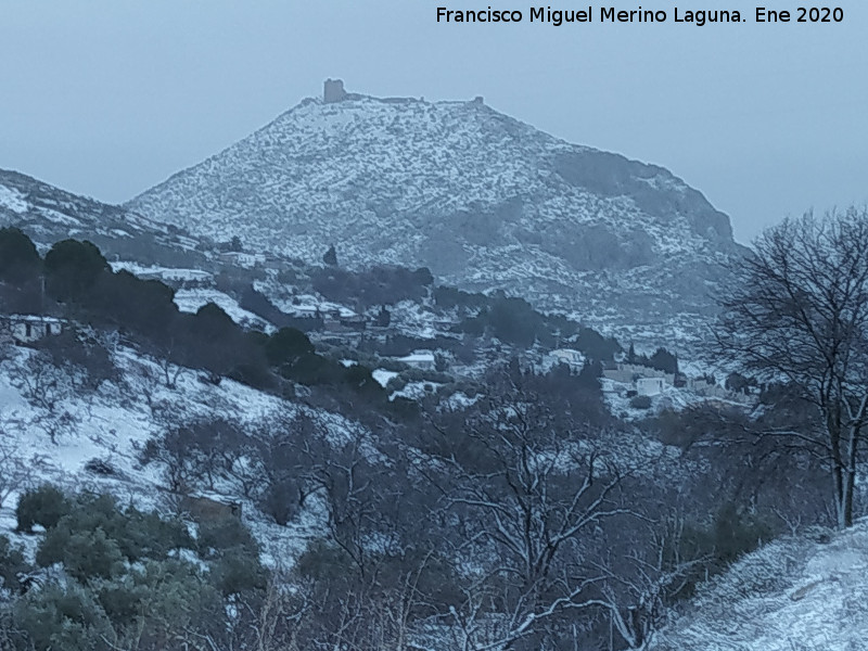 Castillo de la Pe�a - Castillo de la Pe�a. Nevado desde la Carretera de Los Villares