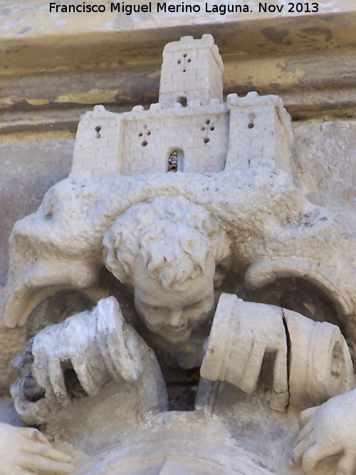 Ayuntamiento de Martos - Ayuntamiento de Martos. Castillo sobre el escudo izquierdo