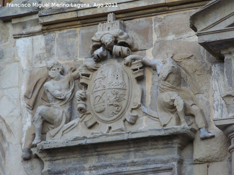 Ayuntamiento de Martos - Ayuntamiento de Martos. Escudo sobre la inscripcin de la izquierda