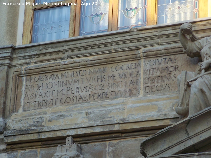 Ayuntamiento de Martos - Ayuntamiento de Martos. Inscripcin de la izquierda del entablamiento