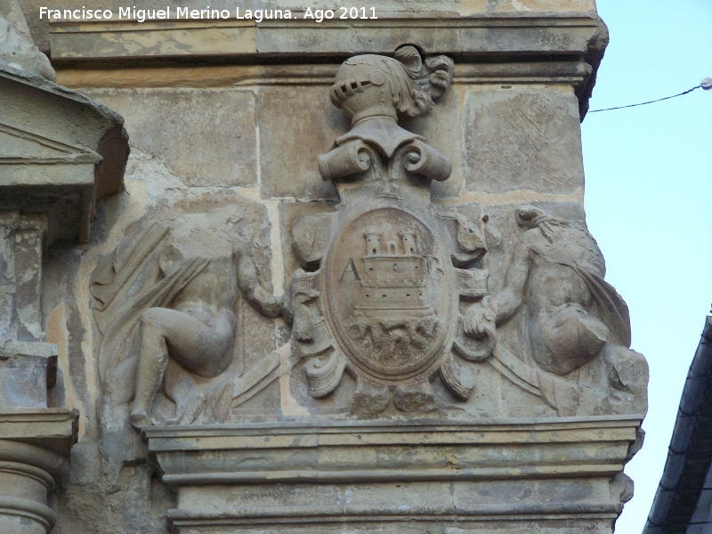 Ayuntamiento de Martos - Ayuntamiento de Martos. Escudo sobre la inscripcin de la derecha