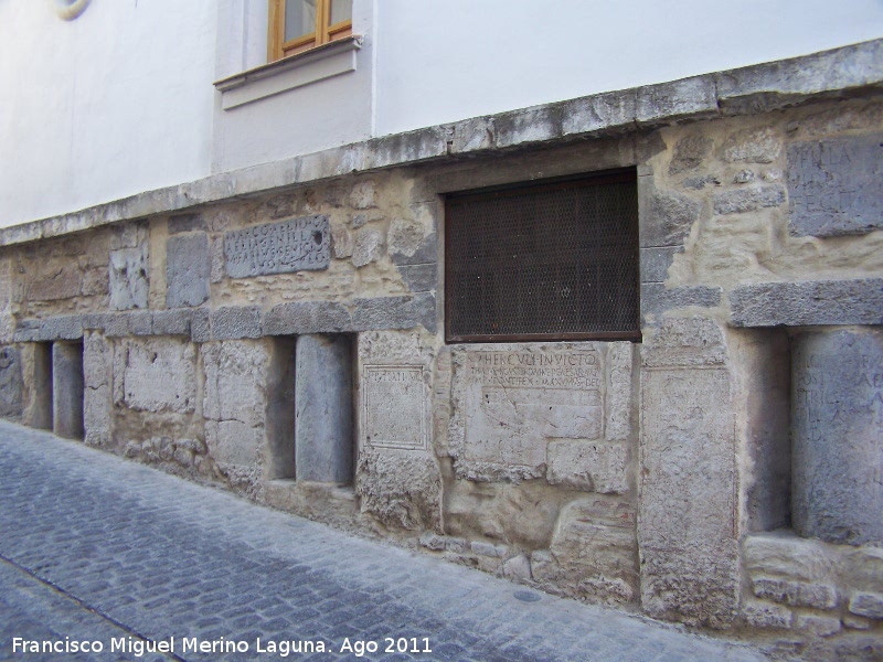 Ayuntamiento de Martos - Ayuntamiento de Martos. Muro con inscripciones romanas