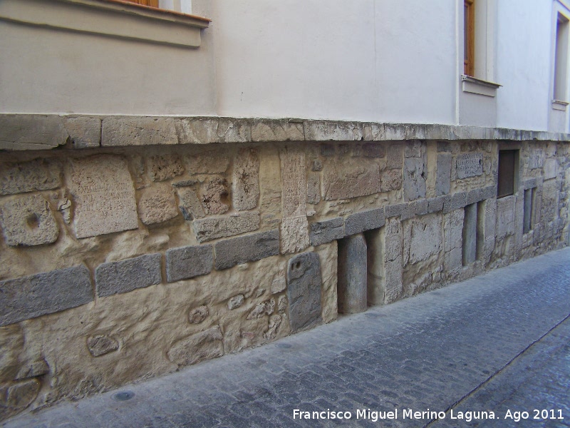 Ayuntamiento de Martos - Ayuntamiento de Martos. Muro con inscripciones romanas