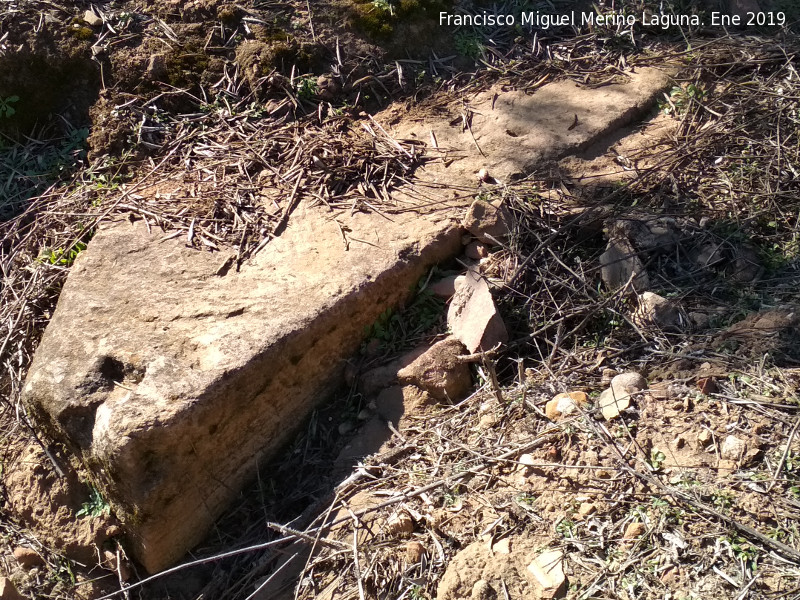 Yacimiento Cuatro Vientos - Yacimiento Cuatro Vientos. Sillar con hueco de grapa