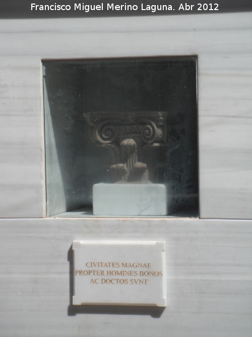 Monumento a Rafael Contreras de la Paz - Monumento a Rafael Contreras de la Paz. Capitel e inscripcin