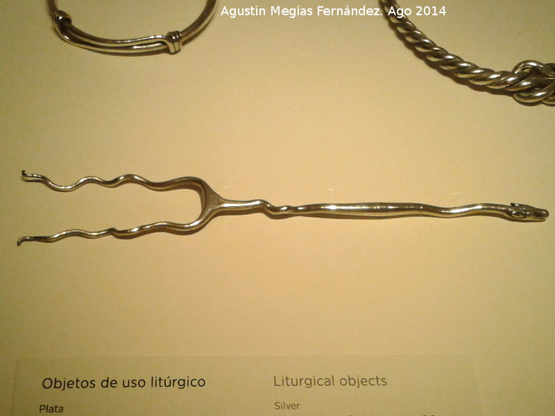 Cerro Maquiz - Cerro Maquiz. Objeto de plata de uso litrgico siglos II-I a.C. MAN - Madrid