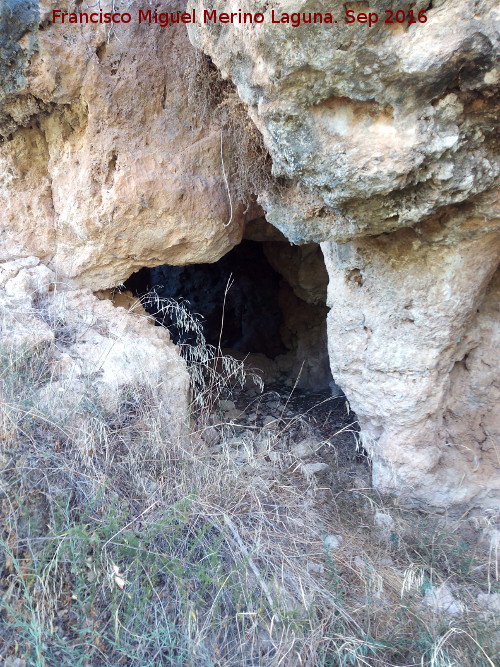 Eremitorio de Chircales - Eremitorio de Chircales. Salida alta de la cueva con entrada y salida