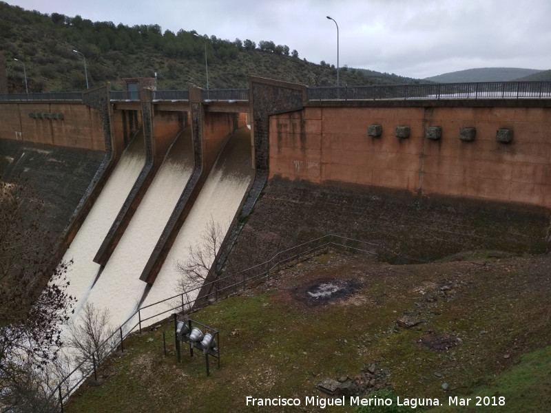 Pantano del Daador - Pantano del Daador. Soltando agua