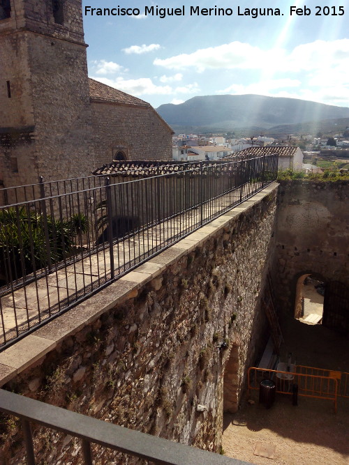 Castillo de Torredonjimeno. Murallas - Castillo de Torredonjimeno. Murallas. Adarve