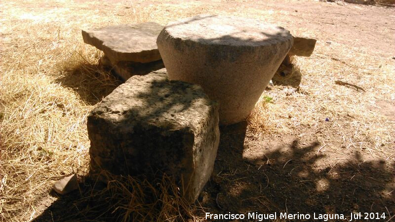 Poblado de Olvera - Poblado de Olvera. Sillares en un cortijo cercano