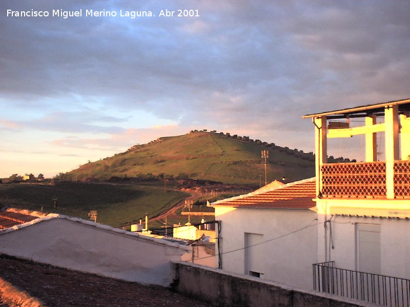 Cerro de la Atalaya - Cerro de la Atalaya. Se observa el trazado de su muralla a media altura del cerro