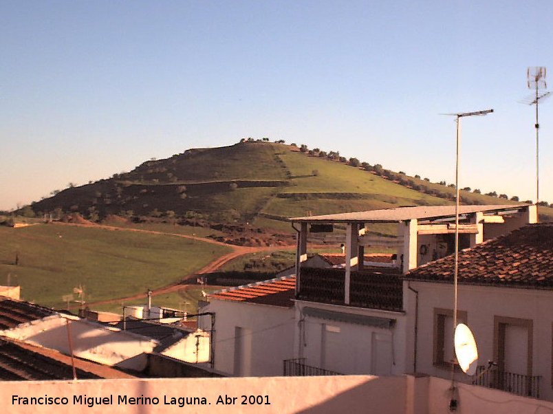 Cerro de la Atalaya - Cerro de la Atalaya. Se observa el trazado de su muralla a media altura del cerro