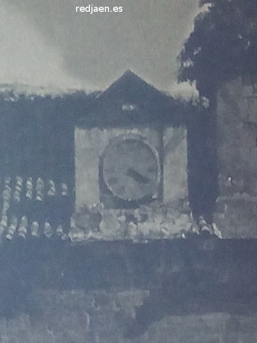 Ayuntamiento de Navas de San Juan - Ayuntamiento de Navas de San Juan. Foto antigua con el reloj en la Iglesia