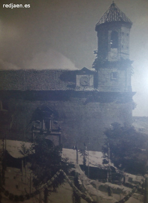 Ayuntamiento de Navas de San Juan - Ayuntamiento de Navas de San Juan. Foto antigua con el reloj en la Iglesia